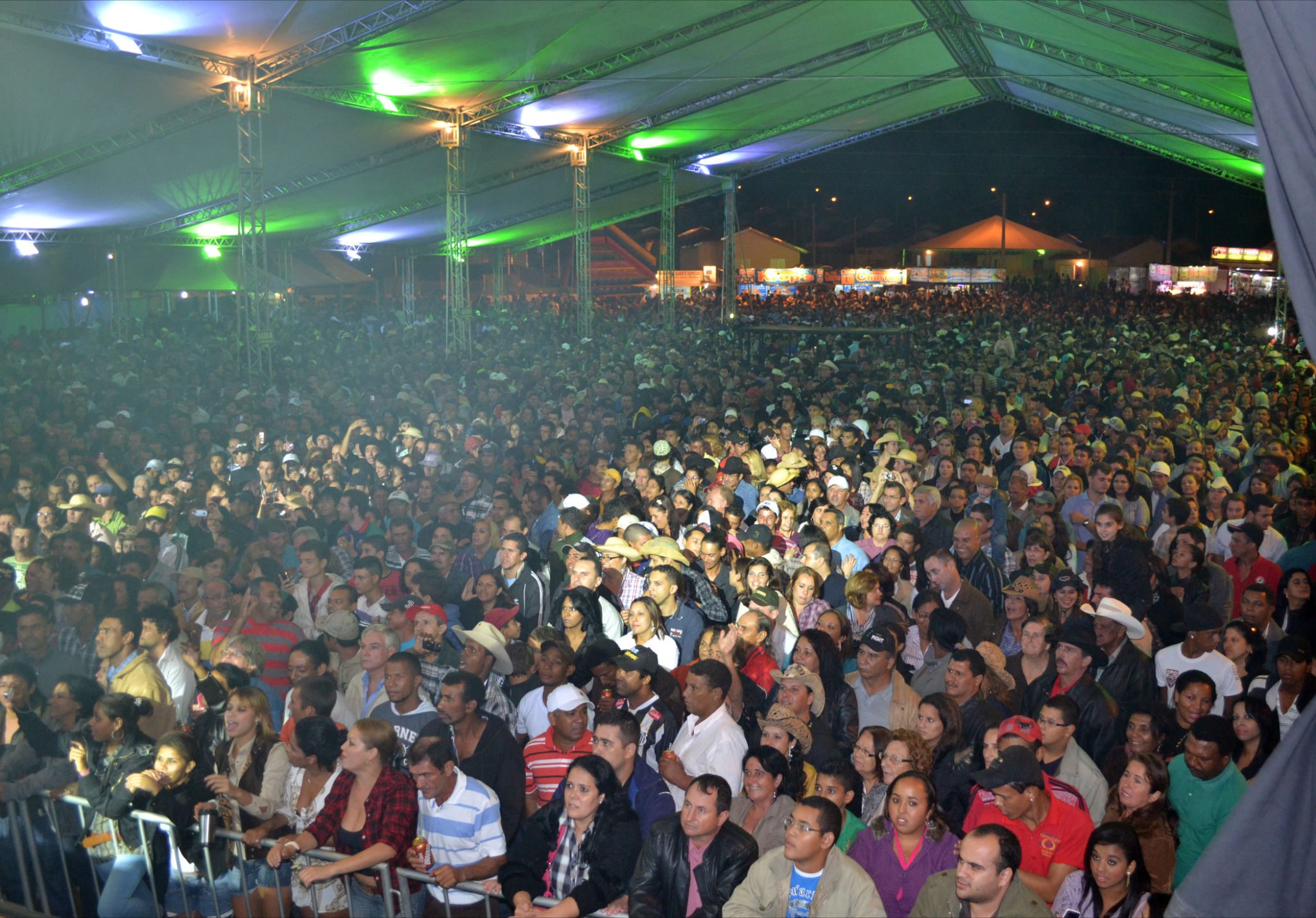 Aluguel e locação de palco, tendas e coberturas para festas e eventos: casamentos, aniversários, bodas, feiras, inaugurações, leilão, shows, festividades, rodeio, expos.