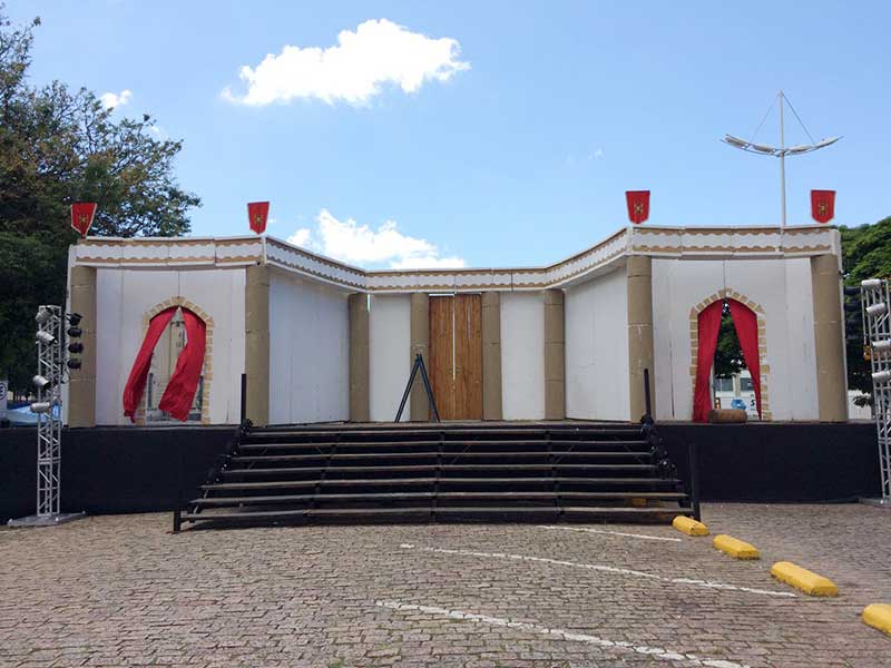 Locação de palco, pisos e passarelas com escadaria e rampa de acesso para eventos religiosos