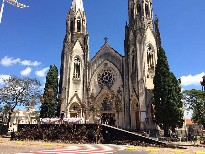 Locação de palco e pisos com escadaria e rampa de acesso para eventos religiosos