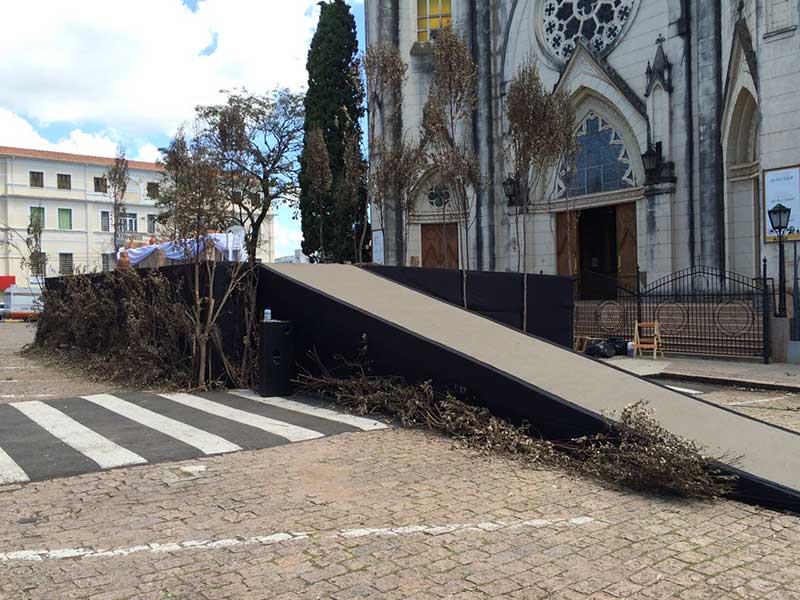 Locação de palco, pisos e passarelas com escadaria e rampa de acesso para eventos religiosos