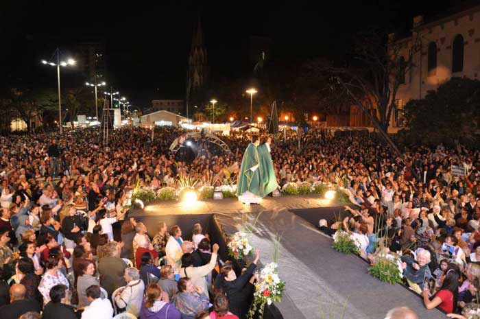 Locação de palco, pisos e passarelas com escadaria e rampa de acesso para eventos religiosos